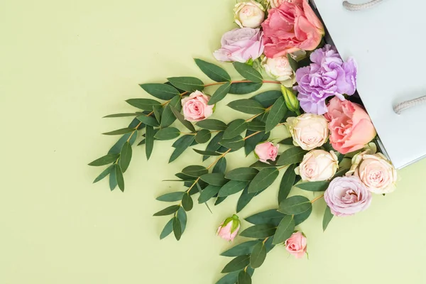 Flores verde ramita diseño rosa composición eustoma — Foto de Stock