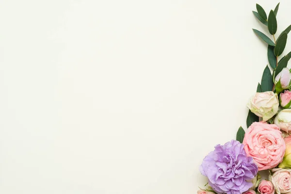 Mínima decoración de flores fondo felicitación — Foto de Stock