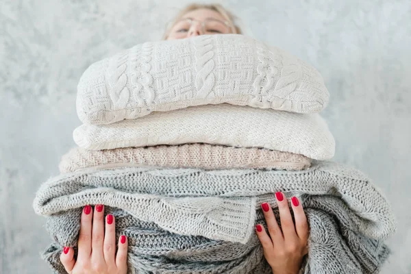 Žena pletené kostkovanou deku útulnou zimní domova — Stock fotografie