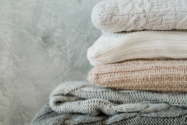 더미 접힌된 아늑한 plaids 베개 가정 장식 니트 — 스톡 사진