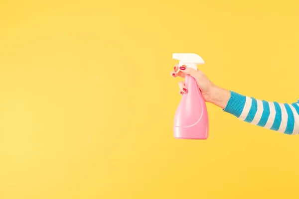 Mão feminina segurar pulverizador limpeza amarela tarefas domésticas — Fotografia de Stock
