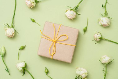 hediye kutusu gül düzen yeşil arka plan dağınık