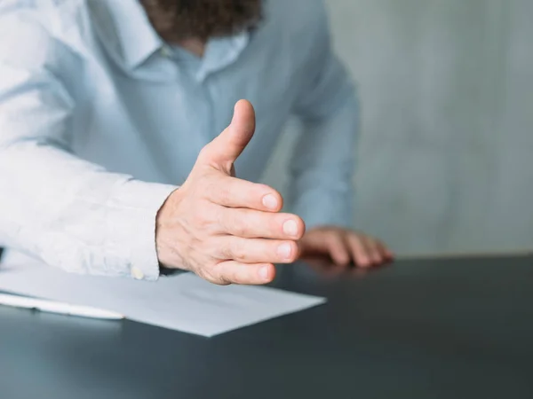 Hombre de negocios extendiendo mano saludo trabajo de alquiler — Foto de Stock