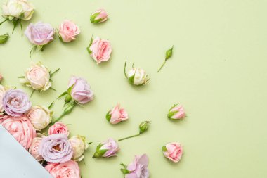 yıldönümü çiçek dekorasyonu çeşitli taze gül