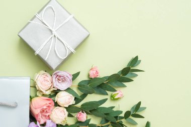 Doğum günü hediye kutusu çiçek grup yeşil arka plan