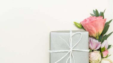 kadın hediye kutusu çiçek Fildişi arka plan mevcut