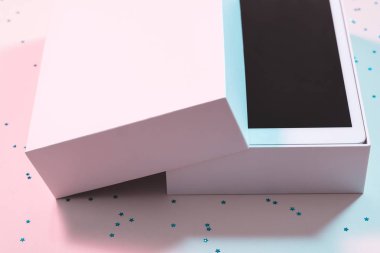beyaz kutu pembe arka plan alışveriş tablet bilgisayar