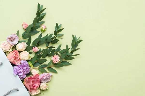 Verse bloemen gebladerte levering groene achtergrond — Stockfoto