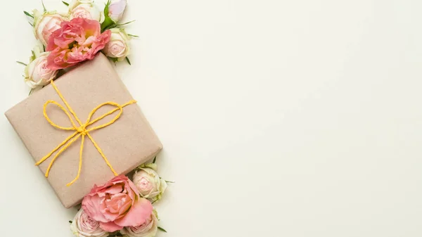 Női jelen kézműves ajándék doboz virág dekoráció — Stock Fotó