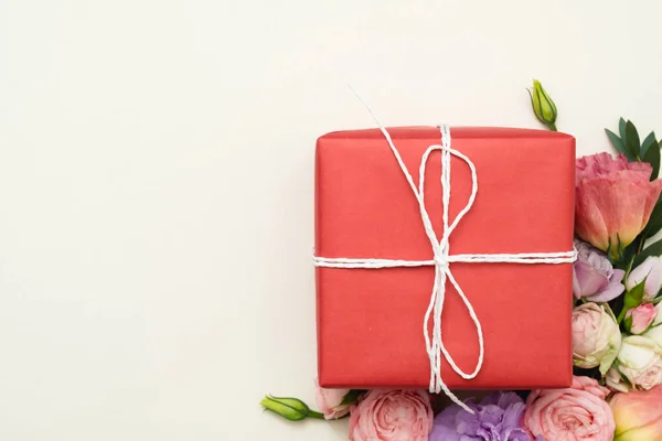 Anya jelen piros ajándék doboz Virág választék — Stock Fotó