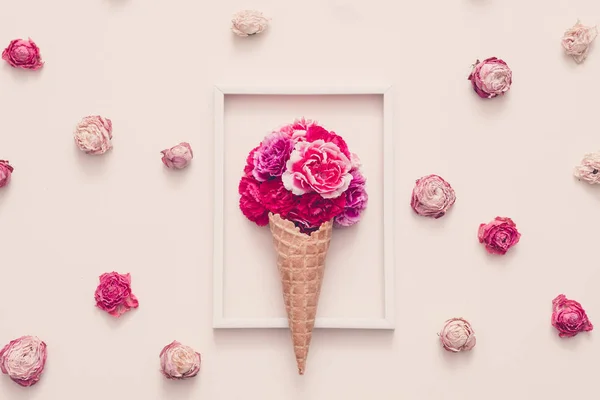 Conceitual flor dom cravo cone rosa cabeças — Fotografia de Stock