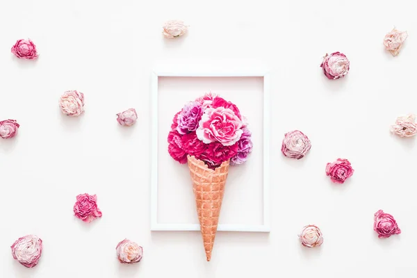Концептуальна квіткова композиція гвоздики троянди конус — стокове фото