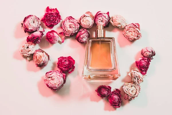 Kadın parfüm hediye çiçek aranjmanı kurutulmuş güller — Stok fotoğraf