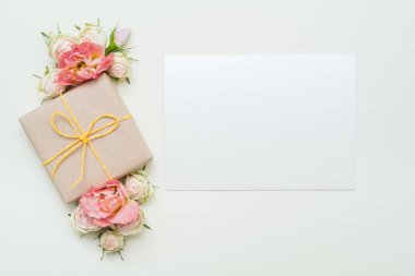 anneler mockup tebrik hediye kutusu çiçek sunmak