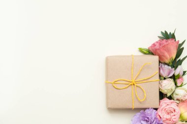 Doğum günü hediye kutusu çiçek Fildişi arka plan çeşitli