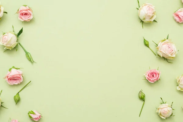 Květinové pozadí růže dekorem zelené pozadí — Stock fotografie