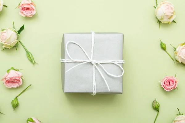 Holiday jelen ezüst ajándék doboz Rózsa háttér — Stock Fotó