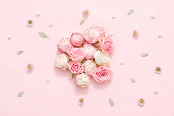 Квіткова композиція рожевий асортимент листя декору — стокове фото