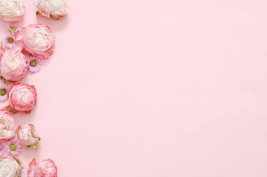 çiçek kompozisyon pembe gül kafaları sınır tebrik