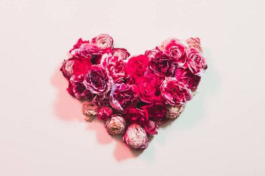 Sevgililer kalp şekli çiçek kompozisyon seviyorum