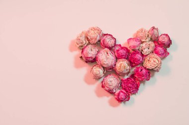 Sevgililer kompozisyon gül aşk kalp çiçek