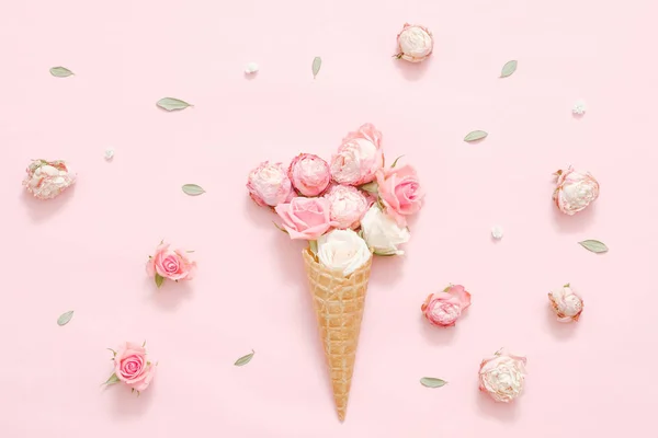 Celebração mãe flor rosa conceitual presente — Fotografia de Stock