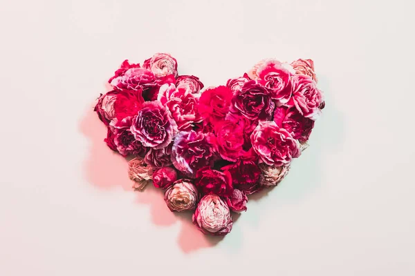 Любов валентинки форма серця квіткова композиція — стокове фото