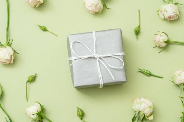 Bayan Hediyelik kutu gül yeşil arka plan mevcut