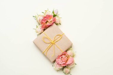 Yıldönümü hediyesi. Craft kağıt hediye kutusu Fildişi arka plan üzerinde. En az çiçek dekor. Düz yatıyordu.