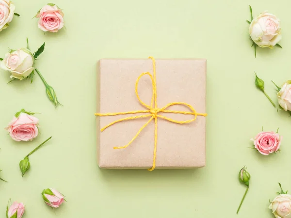 Évforduló jelen ajándék doboz Rózsa díszítéssel háttér — Stock Fotó