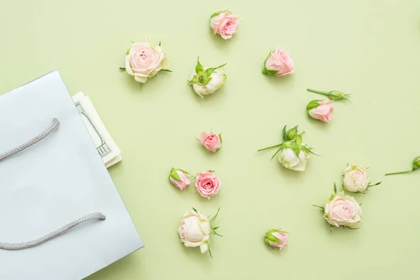 День народження свіжа троянда зелений фон подарунковий мішок — стокове фото