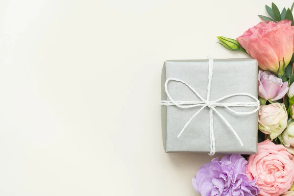 Παρούσα παράδοση ασημένιο δώρο κουτί λουλούδι διακόσμηση — Φωτογραφία Αρχείου