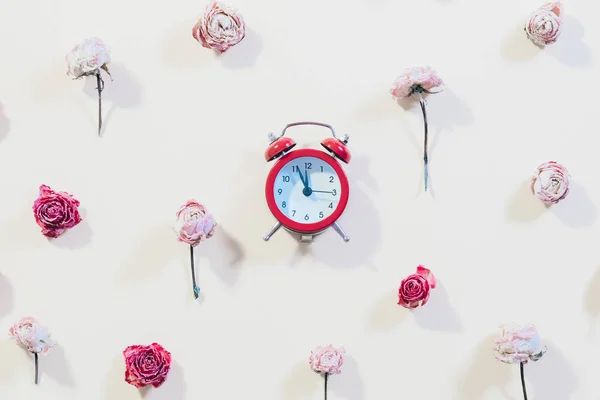 Çiçek desenli dekor saat kutlamak gül çiçek — Stok fotoğraf