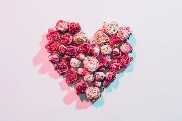 Романтична любов рожевий декор серця квіткова композиція — стокове фото