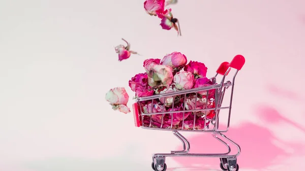 Η μητέρα παρούσα λουλούδι ψώνια άμαξα γεμάτη τριαντάφυλλα — Φωτογραφία Αρχείου