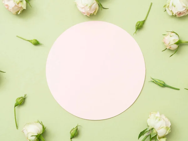 Greeting card circle green background rose decor — Stock Photo, Image