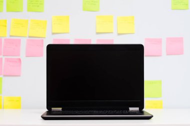 gün dizüstü bilgisayar programı kurulu arka plan planlama