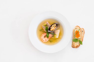 Ev yapımı kabuklu deniz mahsulleri çorbası havyar pişirme