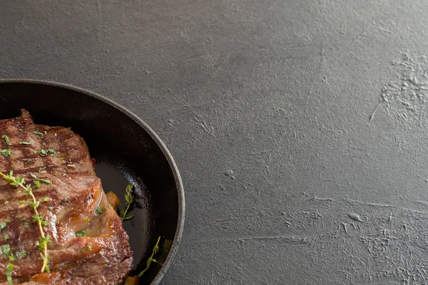Grillat kött stekpanna ört garnering svart bakgrund — Stockfoto