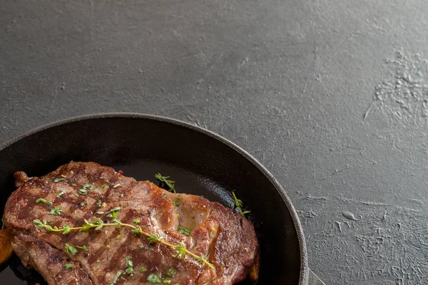 Sartén a la parrilla bistec decorar la carne cocina — Foto de Stock