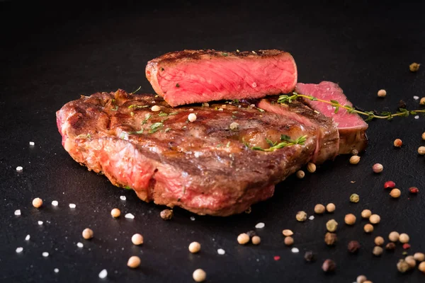 Carne cocina composición de los alimentos carne rara especia — Foto de Stock