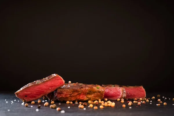 Receita de carne assada bife raro temperos fundo — Fotografia de Stock