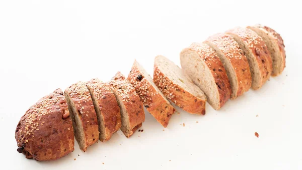 Brot backen Rezept in Scheiben geschnitten Vollkorn-Baguette — Stockfoto