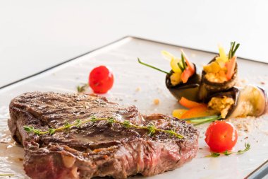 Şef ana yemek az pişmiş biftek sebze garnitür