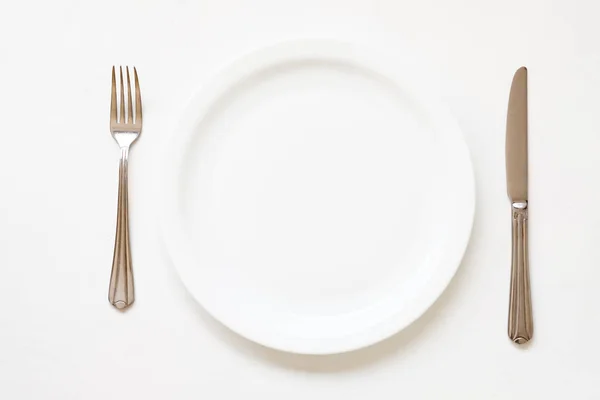 Diner instelling leeg porseleinen plaat bestek — Stockfoto