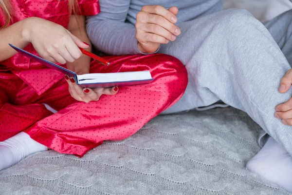 Family morning day planning man woman notes — Stock Photo, Image