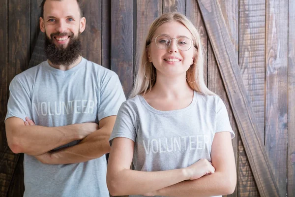 Voluntarios jóvenes moderna familia pareja listo ayuda —  Fotos de Stock