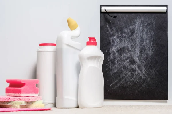 Limpeza em casa suprimentos de limpeza set classificação mockup — Fotografia de Stock