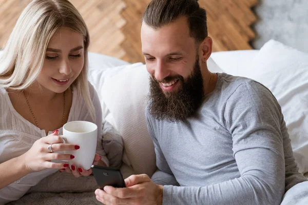 Manhã jovem casal discutir plano bebida smartphone — Fotografia de Stock