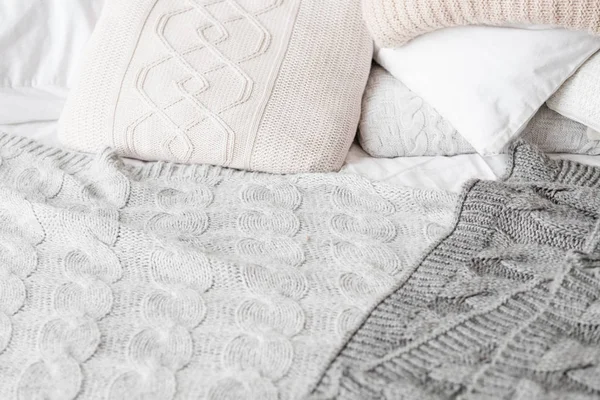 Gebreide beddengoed slaapkamer kussen deken achtergrond — Stockfoto
